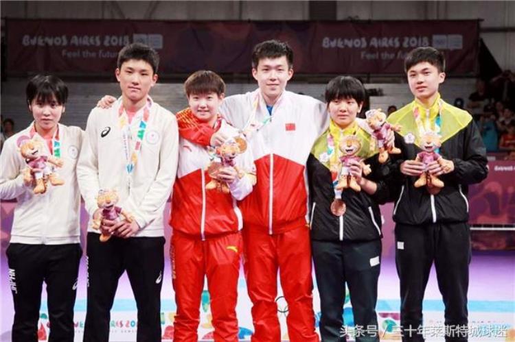 国乒16岁「恭喜国乒1米60小魔王夺冠搂1米75日本神童合影铜牌得主最开心」