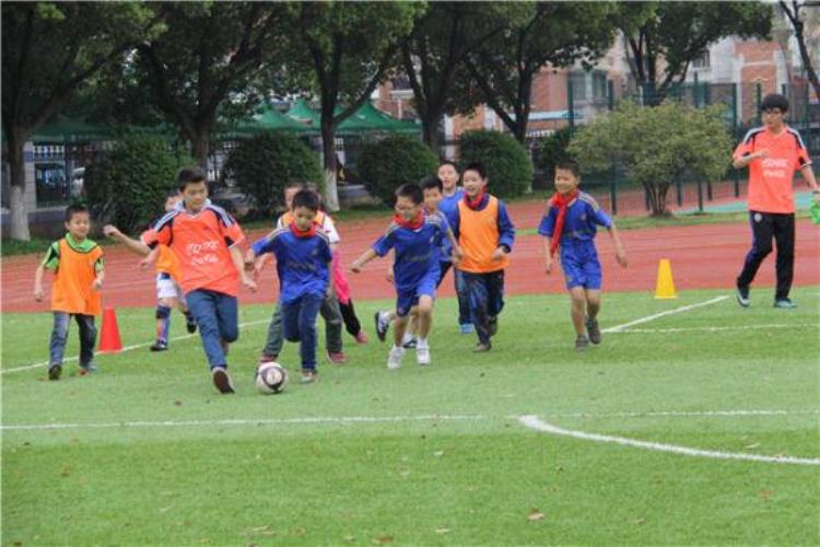 中小学校园足球教材「首套中小学足球教材新鲜出炉」