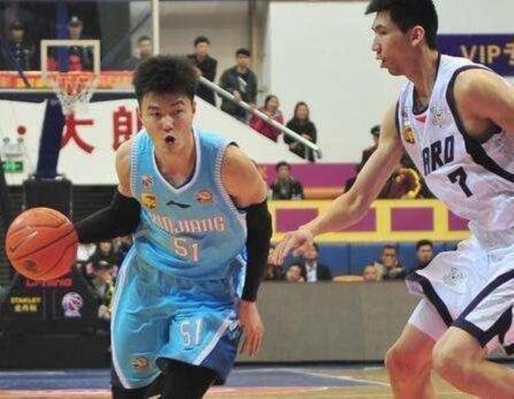 在国内篮球运动员如何进入职业队伍「在国内篮球运动员如何进入职业队」