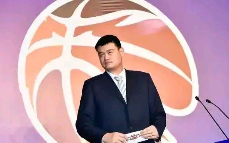 cba教练被吹t「球员冻得搓手主教练穿羽绒服亚洲第一篮球联赛CBA太业余」
