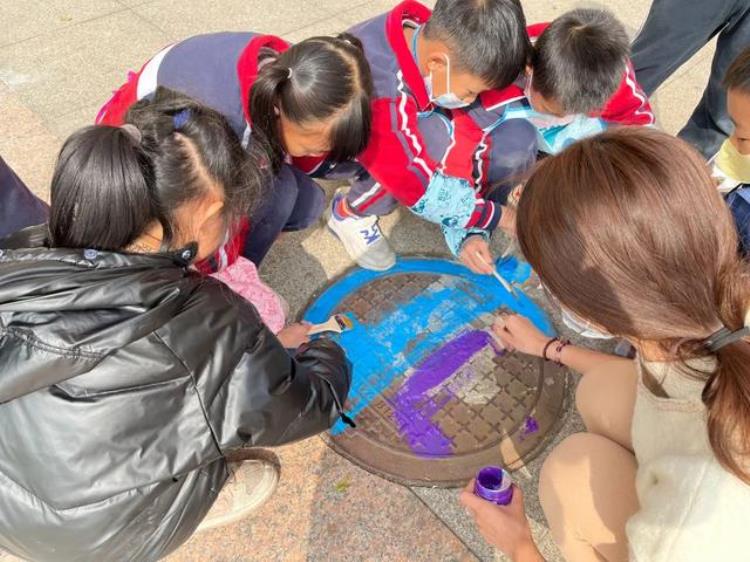 金井小学学校在哪里「西南街道金本小学井上添画美我校园」