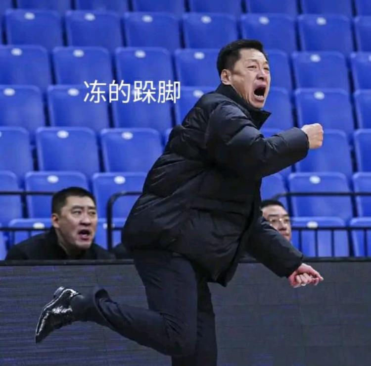 cba教练被吹t「球员冻得搓手主教练穿羽绒服亚洲第一篮球联赛CBA太业余」