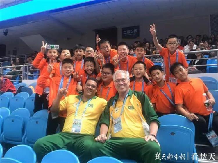 小男孩篮球比赛「17名小学生男篮赛场展形象心中都有一个篮球梦」
