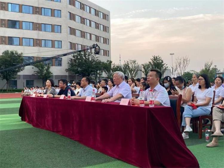 二七区绿地爱华小学「二七区绿地爱华学校红心永向党追梦新时代」