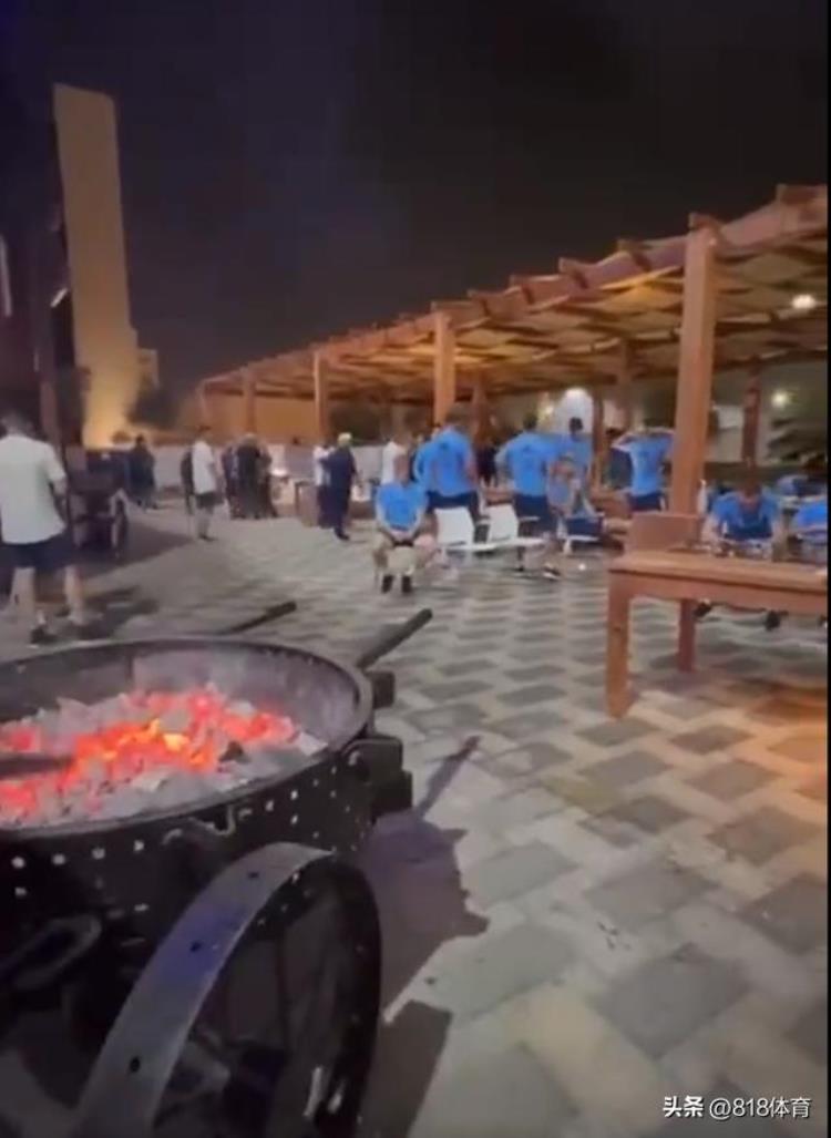 阿根廷的烤肉盛宴「满屏的香味阿根廷队办烤肉派对大厨支起4个烤肉架梅西垂涎三尺」