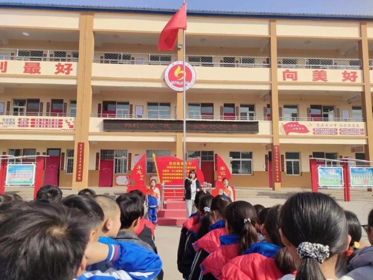 路村小学举行学雷锋庆三八系列活动