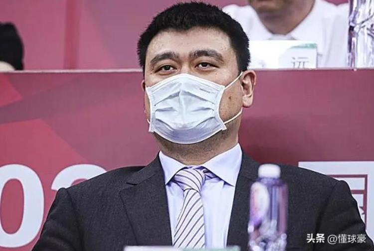 姚明在nba赚的钱到手有多少「姚明NBA八年赚9304万美元中国篮协抽走了多少数字惊人」