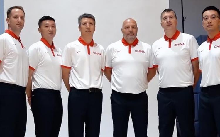 中国男篮官拍日周琦大王摸腿靠肩张镇麟耍心机胡明轩帅气