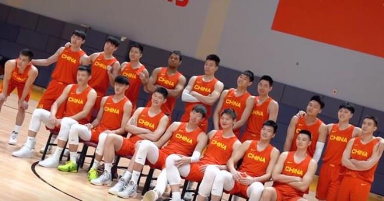 中国男篮官拍日周琦大王摸腿靠肩张镇麟耍心机胡明轩帅气