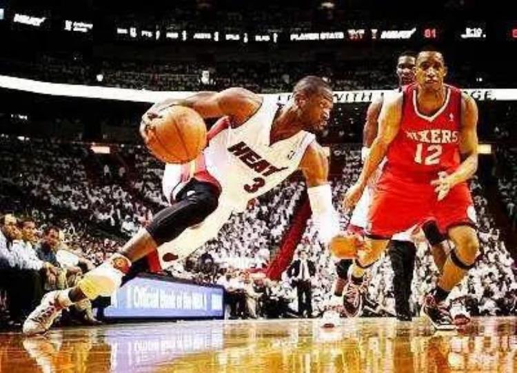 图看NBA球星超低突破重心韦德如摩托高速压弯贴地飞行