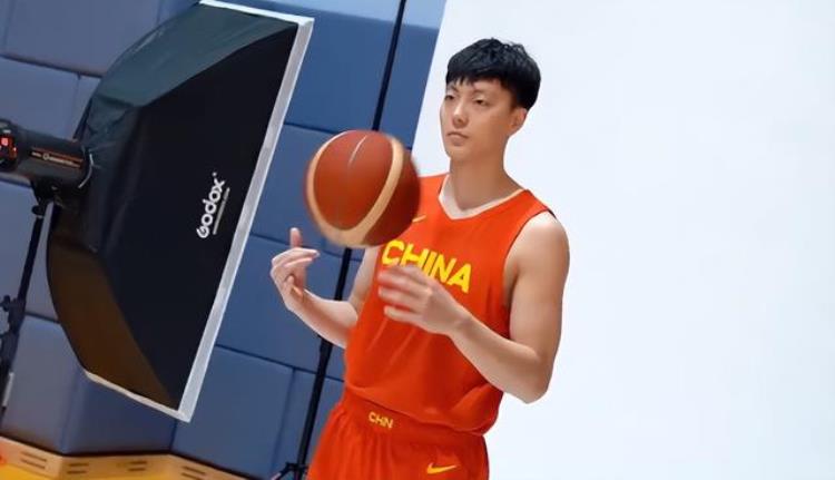 中国男篮官拍日周琦大王摸腿靠肩张镇麟耍心机胡明轩帅气