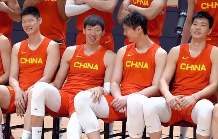 中国男篮官拍日周琦大王摸腿靠肩张镇麟耍心机胡明轩帅气