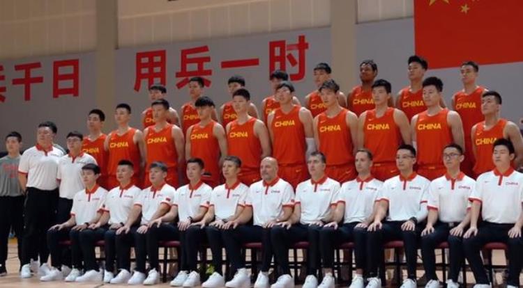 中国男篮官拍日周琦大王摸腿靠肩张镇麟耍心机胡明轩帅气