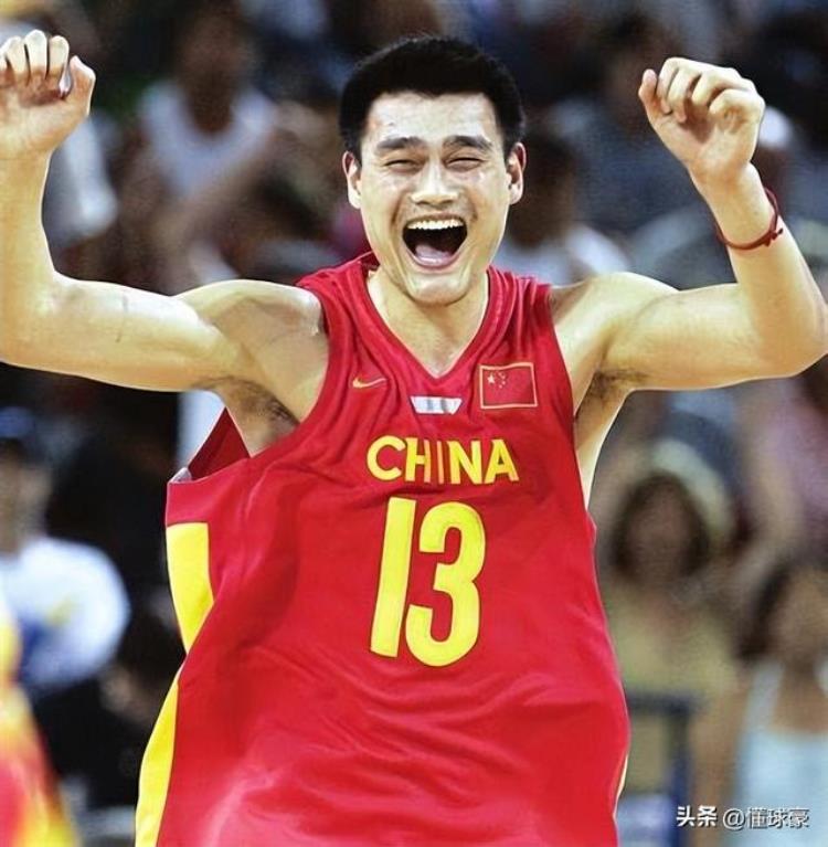 姚明在nba赚的钱到手有多少「姚明NBA八年赚9304万美元中国篮协抽走了多少数字惊人」