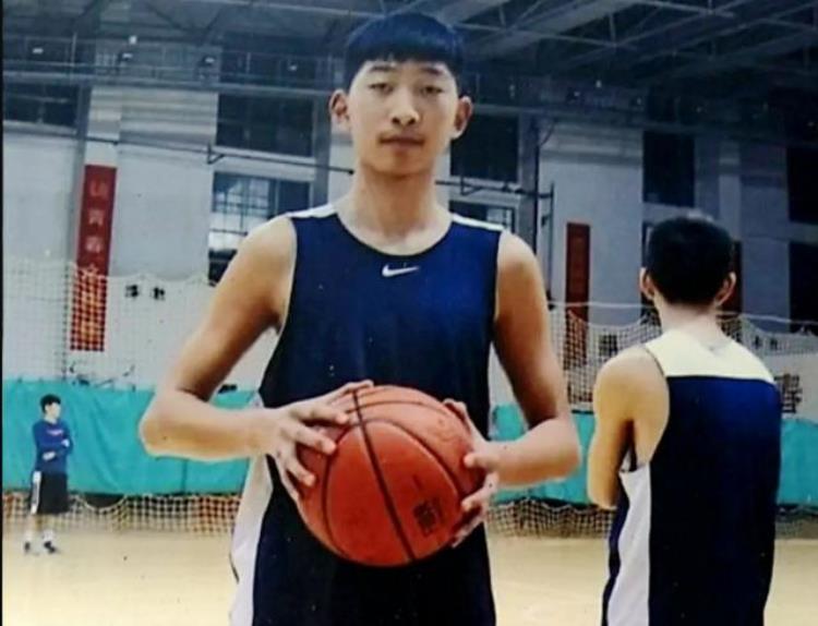 16岁身高2米14山东小姚明加盟青岛男篮只想五年内打上CBA