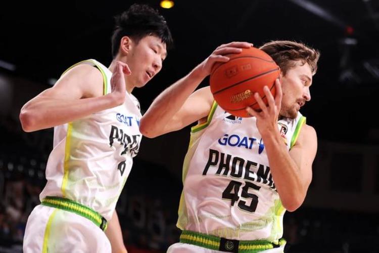 周琦个人宣布加盟墨尔本凤凰年薪「周琦好消息凤凰队老板大怒西蒙教练下一次比赛回归」