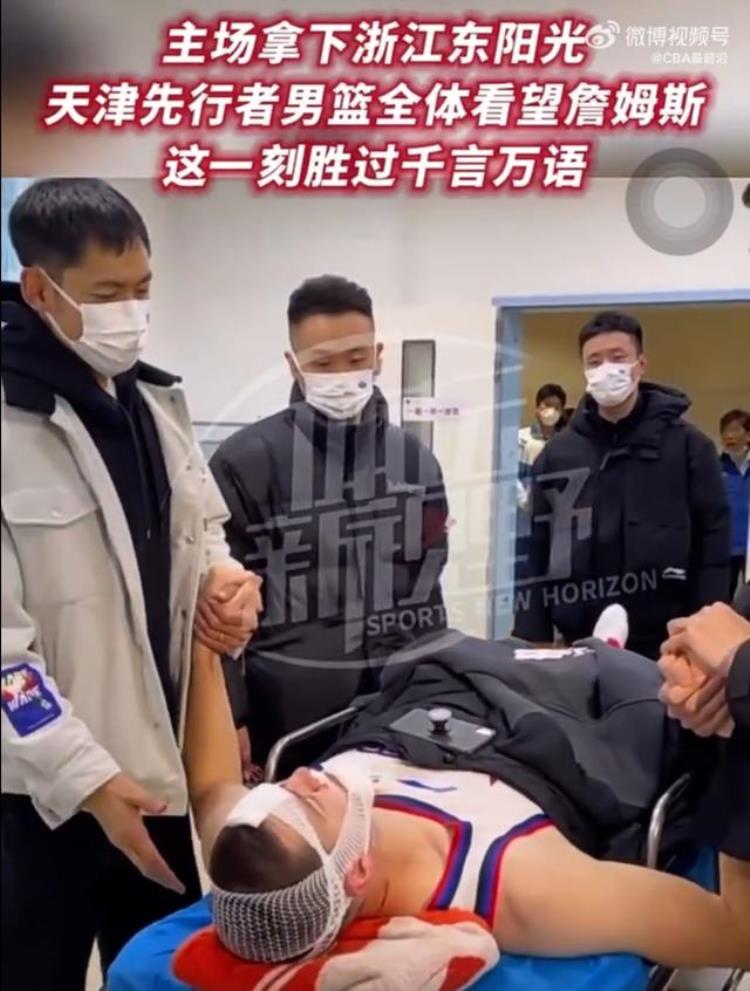 重情义!张庆鹏率天津队连夜去医院看望詹姆斯,告知胜利喜讯他笑了