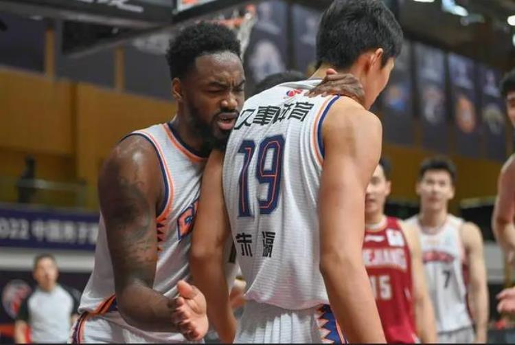 cba外援优先续约权名单「CBA18队行使29人优先续约权3大超级外援恐被弃用北京最看不懂」