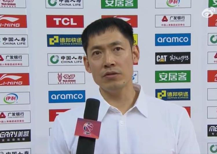 重情义!张庆鹏率天津队连夜去医院看望詹姆斯,告知胜利喜讯他笑了