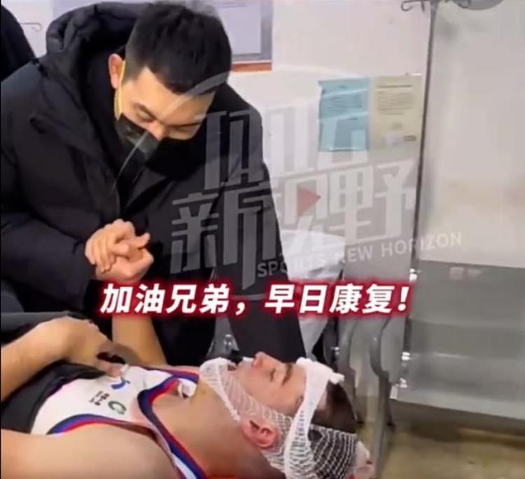 重情义!张庆鹏率天津队连夜去医院看望詹姆斯,告知胜利喜讯他笑了