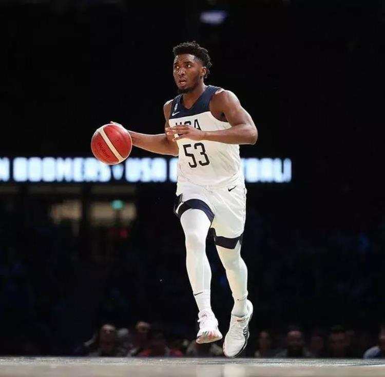 科比上脚科比4联名「NBA球员今日上脚科比4代完美搭配球衣库兹马穿联名款」