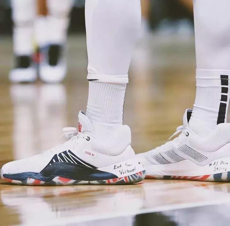 科比上脚科比4联名「NBA球员今日上脚科比4代完美搭配球衣库兹马穿联名款」