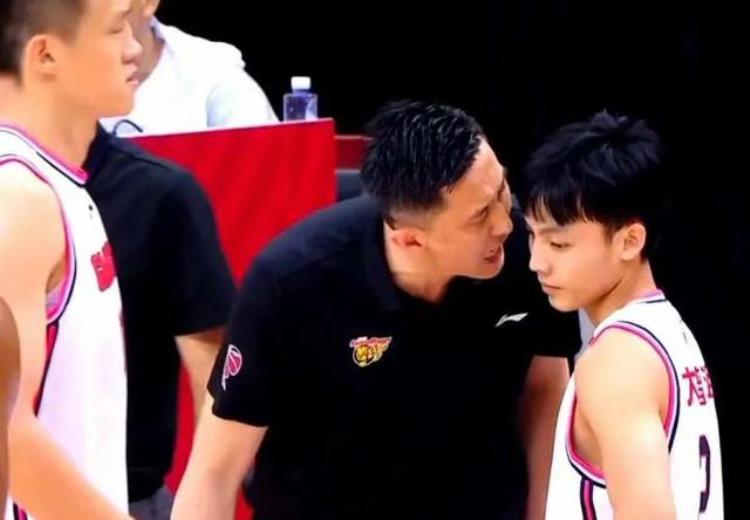 姚明亲自指导周琦「姚明和周琦依赖症使中国男篮在遮羞布被揭开之后必须反思自己」