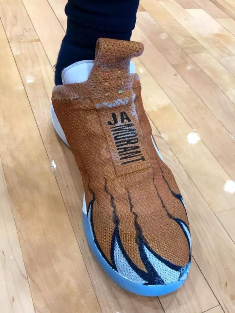 科比上脚科比4联名「NBA球员今日上脚科比4代完美搭配球衣库兹马穿联名款」