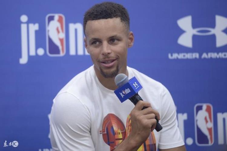 杜兰特与库里击掌「杜兰特攻击库里代理品牌是NiKE授意还是阿杜又一次的无脑行为」