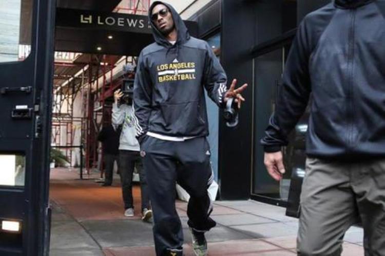 科比穿黑曼巴球衣「黑曼巴科比不为人知的一面时尚穿搭照耀NBA全明星赛」