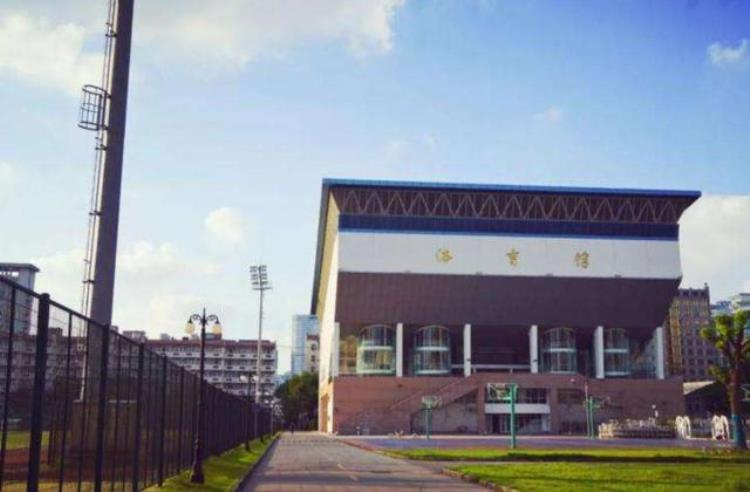 从踢足球到开公司他与儿子上同所大学如今已是董事长