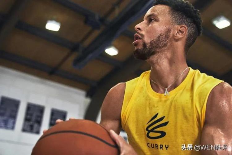 curry8hovr「这颜值连二百都不值可为何说Curry8是一双划时代的产品」