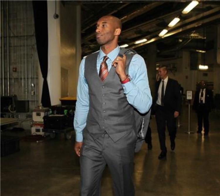 科比穿黑曼巴球衣「黑曼巴科比不为人知的一面时尚穿搭照耀NBA全明星赛」