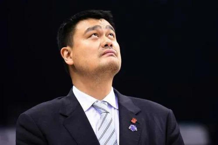 姚明亲自指导周琦「姚明和周琦依赖症使中国男篮在遮羞布被揭开之后必须反思自己」