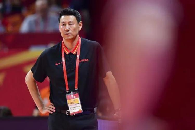 姚明亲自指导周琦「姚明和周琦依赖症使中国男篮在遮羞布被揭开之后必须反思自己」