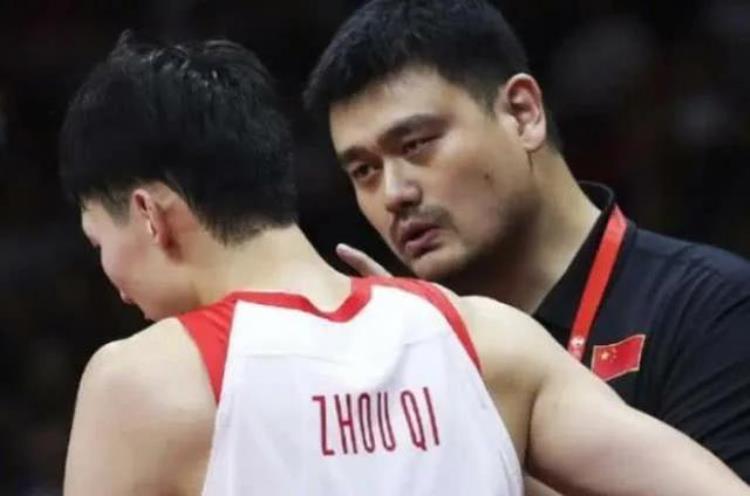 姚明亲自指导周琦「姚明和周琦依赖症使中国男篮在遮羞布被揭开之后必须反思自己」