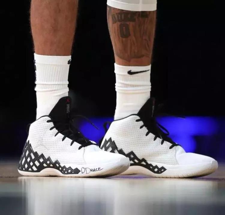 科比上脚科比4联名「NBA球员今日上脚科比4代完美搭配球衣库兹马穿联名款」