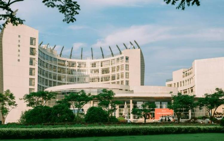 从踢足球到开公司他与儿子上同所大学如今已是董事长