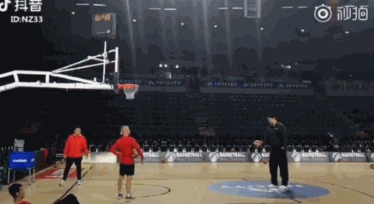 乔丹在科比追悼会「NBA罚球那些事乔丹闭眼科比跳舞詹姆斯发现总冠军秘诀」