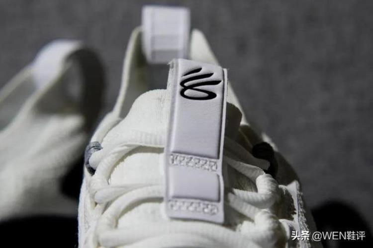 curry8hovr「这颜值连二百都不值可为何说Curry8是一双划时代的产品」