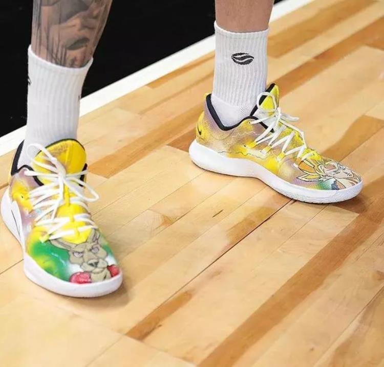 科比上脚科比4联名「NBA球员今日上脚科比4代完美搭配球衣库兹马穿联名款」