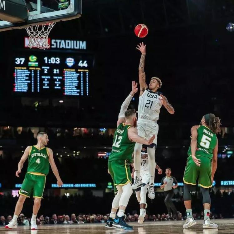 科比上脚科比4联名「NBA球员今日上脚科比4代完美搭配球衣库兹马穿联名款」