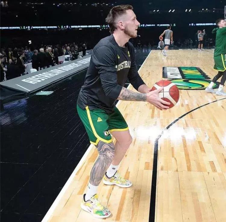 科比上脚科比4联名「NBA球员今日上脚科比4代完美搭配球衣库兹马穿联名款」