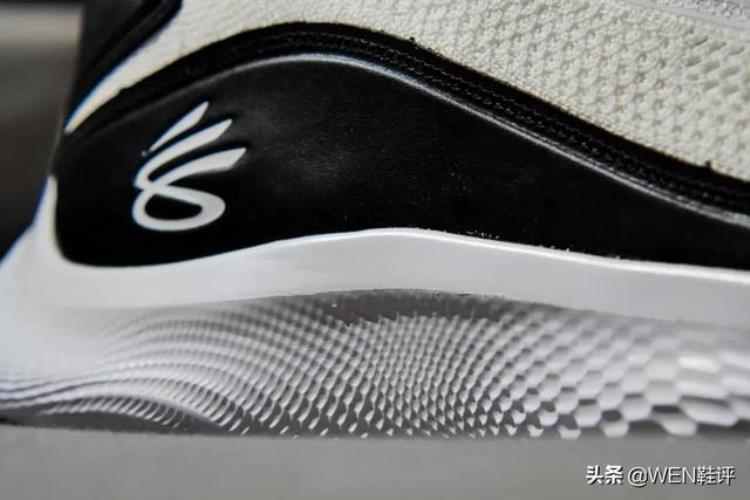 curry8hovr「这颜值连二百都不值可为何说Curry8是一双划时代的产品」