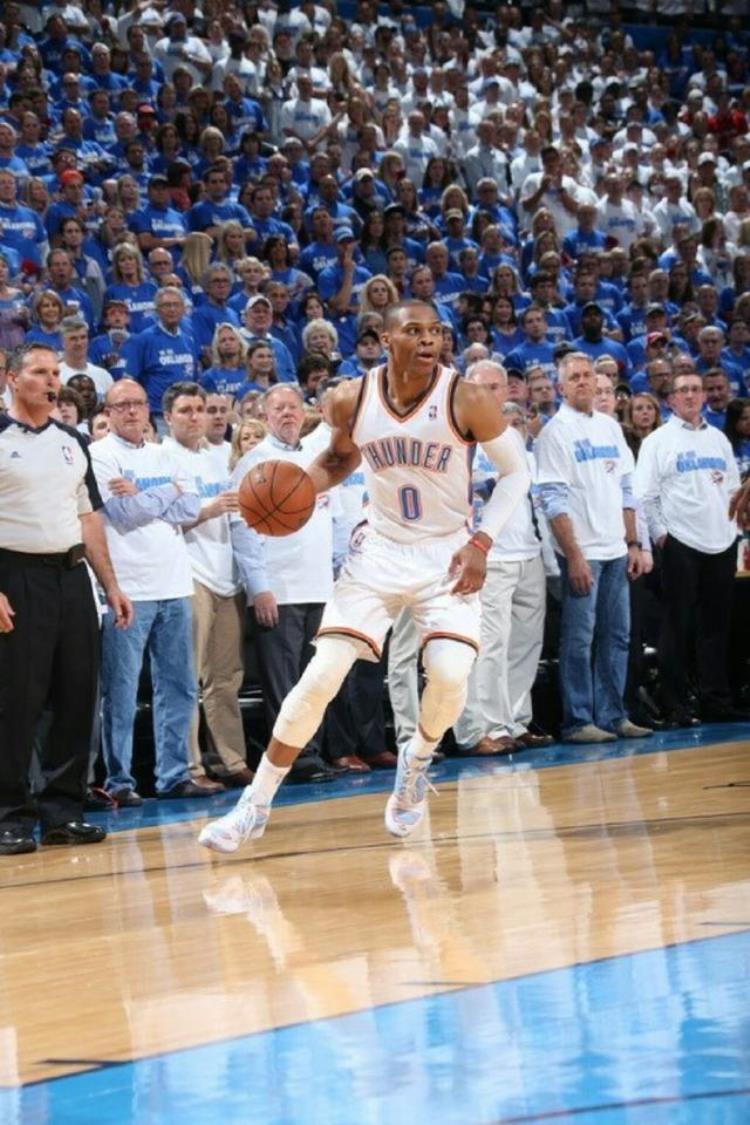 罗斯回公牛主场被喊mvp「NBA主场氛围有多棒罗斯在公牛球馆被喊MVP勇迷集体做3分手势」