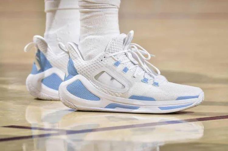 皮尔斯 签名鞋「NBA球员上脚3大国产品牌的球鞋皮尔斯的签名鞋很经典」