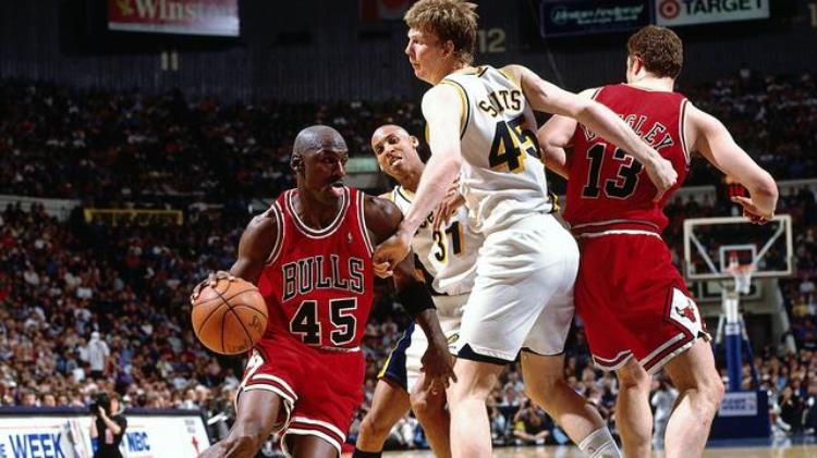 篮球明星迈克尔乔丹简介「NBA传奇人物简介1迈克尔乔丹」