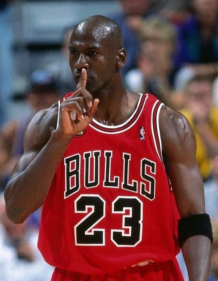 篮球明星迈克尔乔丹简介「NBA传奇人物简介1迈克尔乔丹」