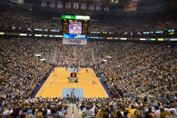 罗斯回公牛主场被喊mvp「NBA主场氛围有多棒罗斯在公牛球馆被喊MVP勇迷集体做3分手势」