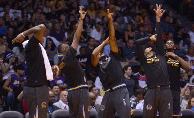 罗斯回公牛主场被喊mvp「NBA主场氛围有多棒罗斯在公牛球馆被喊MVP勇迷集体做3分手势」